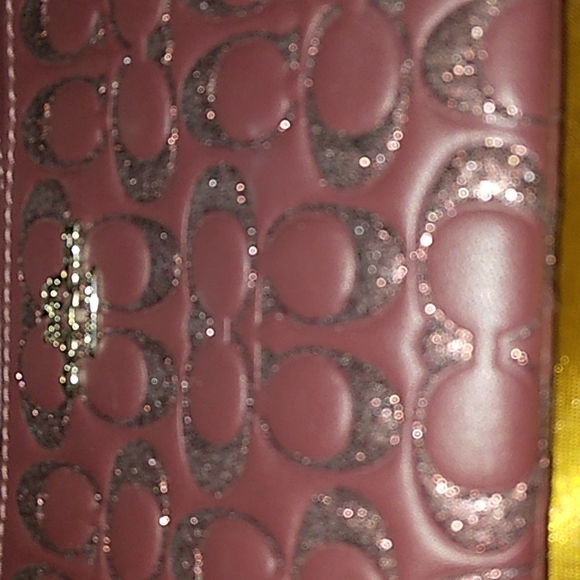 Brand New COACH Signature Glitter Embossed Leather Corner Zip Wristlet - Picture 12 of 12